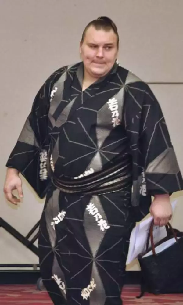 大関安青錦「出場目指して」　左足小指骨折、初のかど番