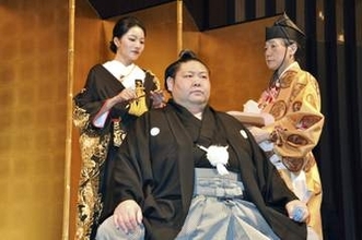 元幕内剣翔、大粒の涙　断髪式開催、結婚披露宴も同時に