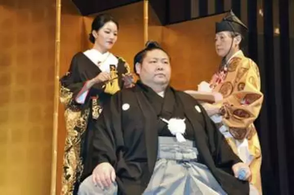 元幕内剣翔、大粒の涙　断髪式開催、結婚披露宴も同時に