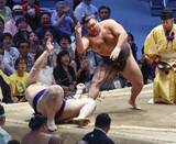 「霧島、大の里破り10勝目　安青錦ら4人2敗で首位」の画像1