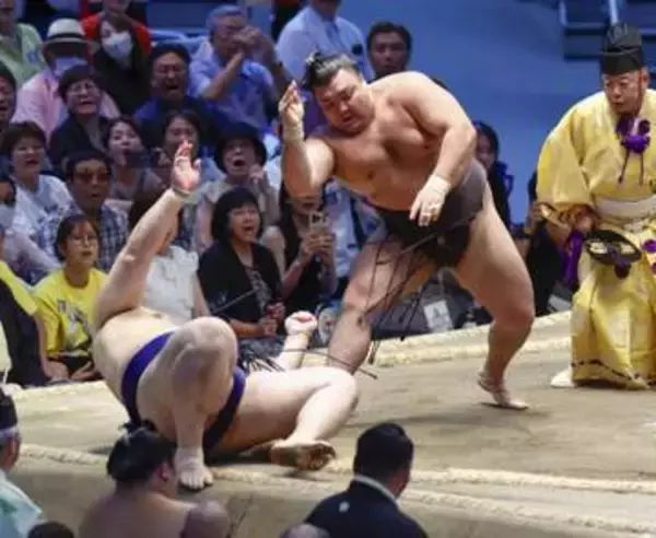 霧島、大の里破り10勝目　安青錦ら4人2敗で首位
