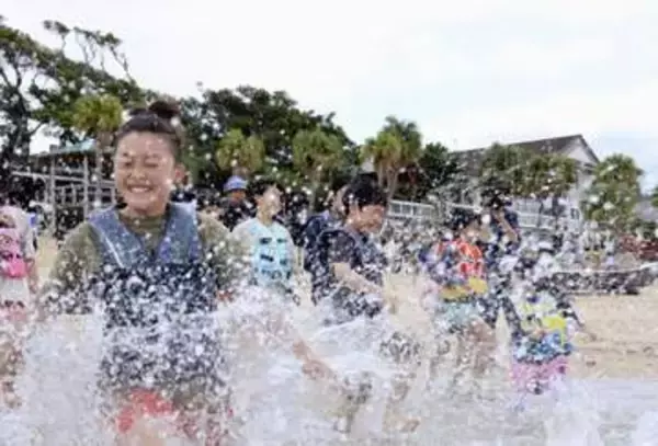 鹿児島・奄美大島で海開き　旧暦桃の節句、健康も祈願