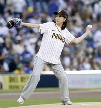 石川佳純さんが始球式　パドレス―ドジャース戦