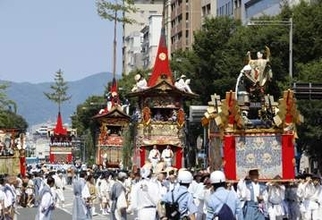 古都彩る後祭の山鉾巡行　京都・祇園祭