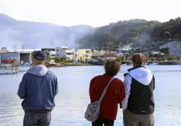 大分火災一夜明けても立ち上る煙　「家に近づけない」住民ら不安