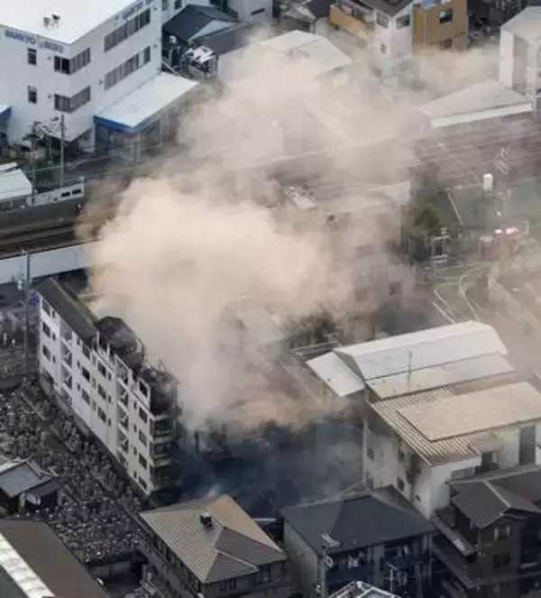 大阪で工場火災、1人軽傷　集合住宅にも延焼