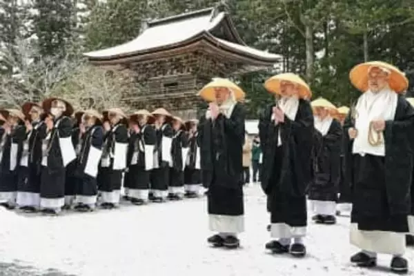 高野山僧侶ら100人が托鉢寒行　900軒回り読経、厳冬の恒例