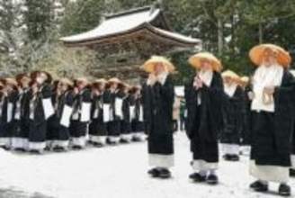 高野山僧侶ら100人が托鉢寒行　900軒回り読経、厳冬の恒例