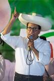 「ペルー、左派候補が決選へ　大統領選フジモリ氏と対決」の画像1