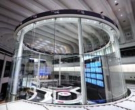 東証最高値を更新、自民圧勝受け　買い優勢、終値5万6363円