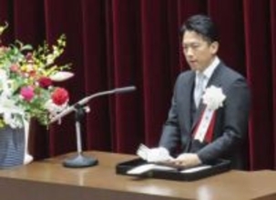 小泉氏、防衛医大卒業生を激励　「自衛隊に不可欠な存在」