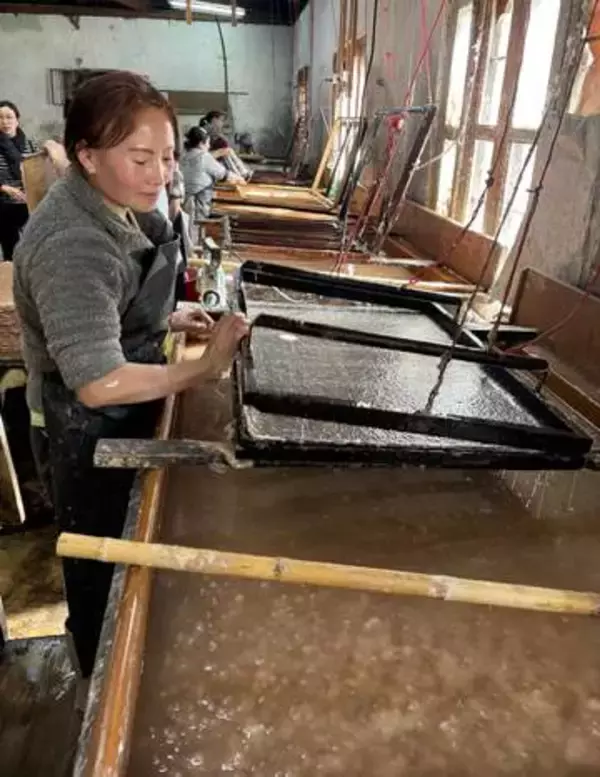 ブータンの小さな工房に島根の伝統技術　ペーパーレス時代「和紙の良さ伝われ」