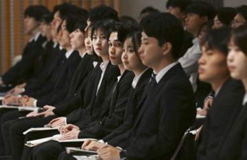 主要企業が内定式　27年春卒、売り手市場続く