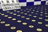 「税関検査場のトイレで金密輸か　関空で4キロ、3人逮捕」の画像1