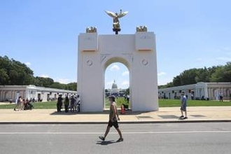 米国版「凱旋門」を軍事施設に　トランプ氏、計画変更