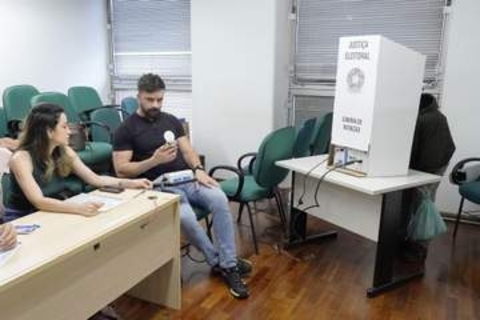 ブラジル大統領選、左右両派競る　投票始まる