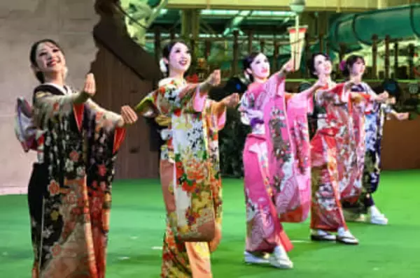 福島、フラガール成人式　振り袖姿、誓いのダンス