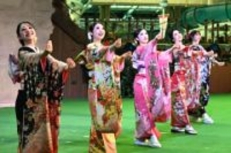 福島、フラガール成人式　振り袖姿、誓いのダンス