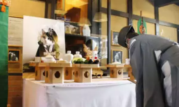 ニタマ駅長社葬、別れ惜しむ　和歌山電鉄貴志駅でファンら