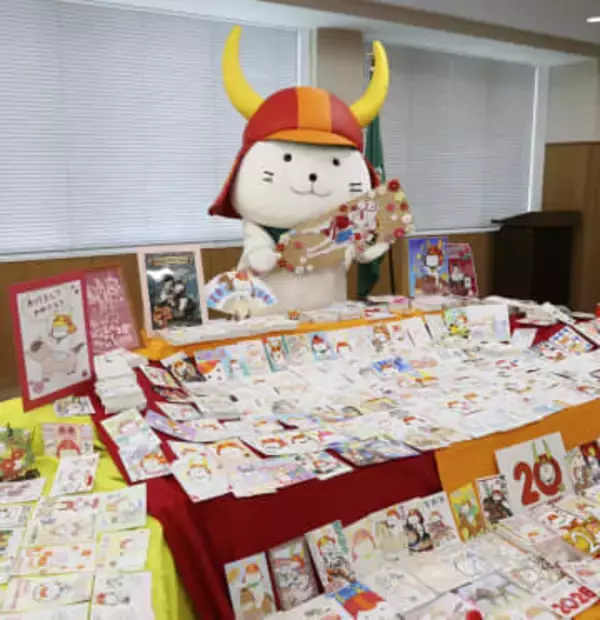 ひこにゃん感激、年賀状の山　17年連続1万通超える