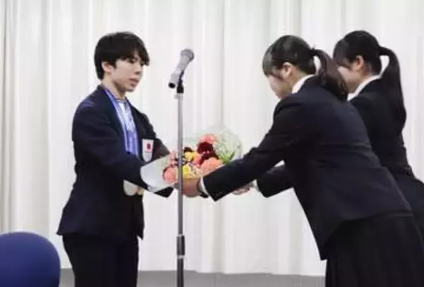 佐藤駿、母校の埼玉栄高を訪問　「全部の大会で優勝する気持ち」