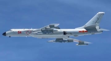 中国爆撃機が沖縄通過　太平洋と往復、空自が監視