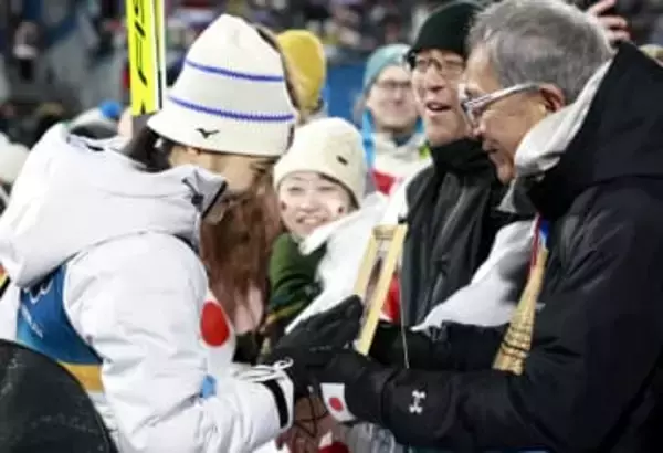 亡き母へ丸山「メダル取ったよ」　父の胸に遺影、最後の飛翔見守る