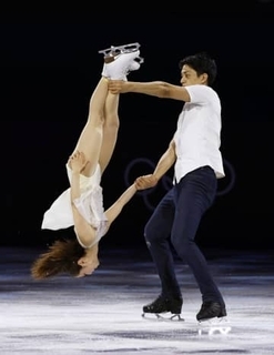 りくりゅう「金」の舞　坂本花織、中井亜美らエキシビに