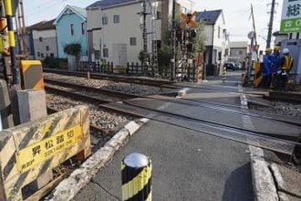 障害者の踏切死亡事故で書類送検　元職員、スマホ閲覧で目離したか