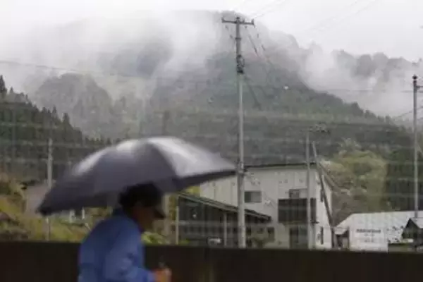 山林火災、熱源確認進める　延焼「おおむね制御下」