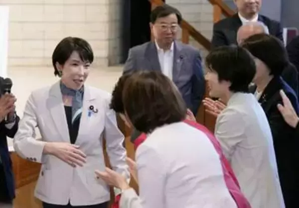 首相「とにかく実行力」　地方の女性議員を激励