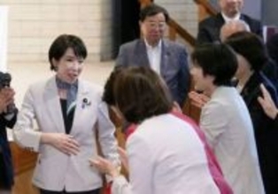 首相「とにかく実行力」　地方の女性議員を激励