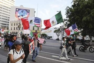 米、不法移民摘発の効果見えず　ロス抗議1年、収容施設で問題