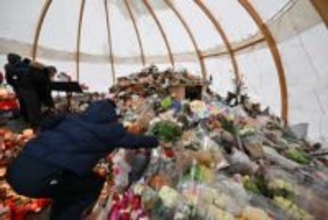 スイス火災、全土で追悼　教会の鐘、一斉に鳴り響く