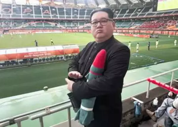 金正恩氏そっくりさん登場　「ミサイル」手に批判