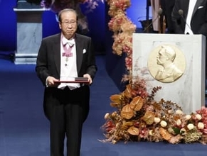 坂口、北川氏にメダル授与　ノーベル医学、化学賞