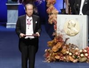 坂口、北川氏にメダル授与　ノーベル医学、化学賞