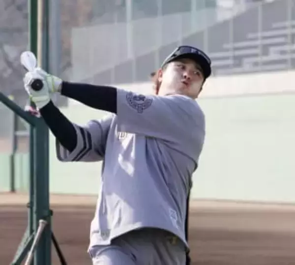 佐野、タイトル獲得を誓う　山本は規定打席到達が目標