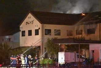 ケーキ店で火災、3人搬送　連絡取れない人も、岐阜