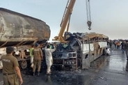 バス衝突炎上、20人死亡　タンク車と、パキスタン