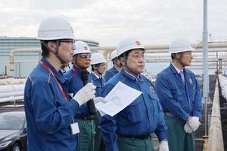 ナフサ「100％の水準に戻る」　経産相、鹿児島の備蓄基地視察