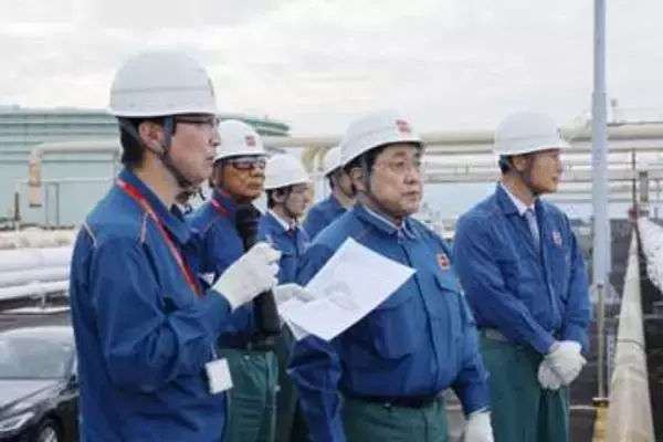 ナフサ「100％の水準に戻る」　経産相、鹿児島の備蓄基地視察
