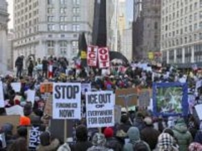 移民・税関捜査局「廃止せよ」　全米デモ、抗議市民射殺に怒り