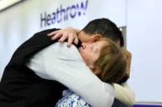 中東地域のハブ空港で混乱続く　2万便欠航、旅行客足止めも