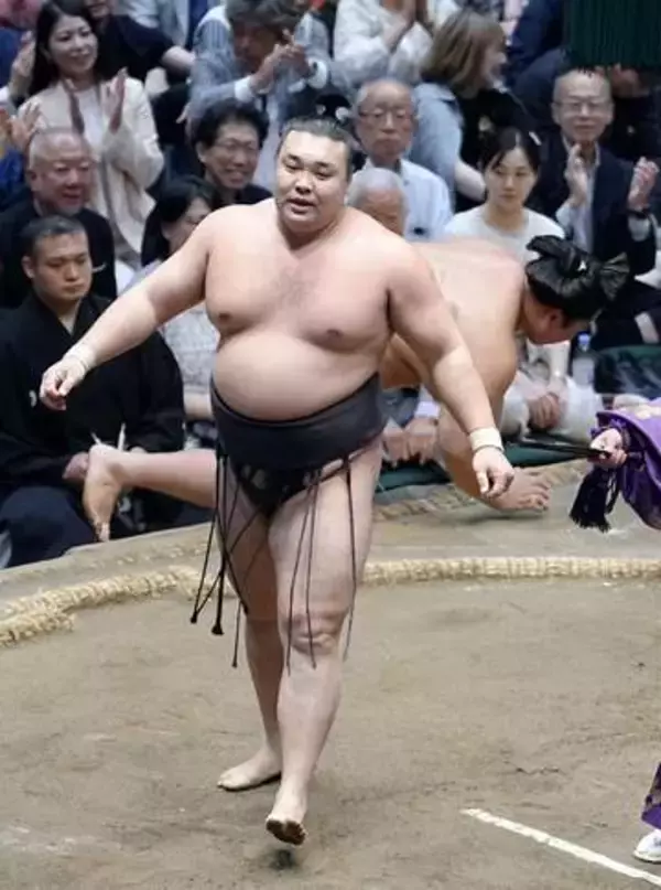 大相撲、霧島と琴栄峰が首位　1差に4人、琴桜は休場
