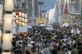 「祇園祭、山鉾巡行前夜の「宵山」　京都、蒸し暑さ残る通りに人波」の画像1
