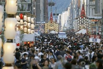 祇園祭、山鉾巡行前夜の「宵山」　京都、蒸し暑さ残る通りに人波