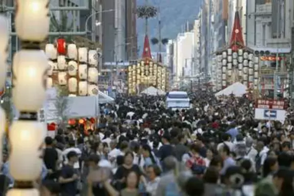 祇園祭、山鉾巡行前夜の「宵山」　京都、蒸し暑さ残る通りに人波