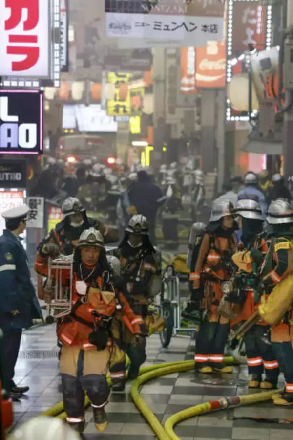 大阪駅近くの繁華街で火災　複数の建物燃える