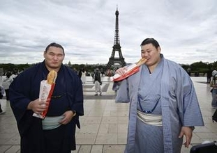 両横綱、パリ観光で笑顔　エッフェル塔でパン頬張る